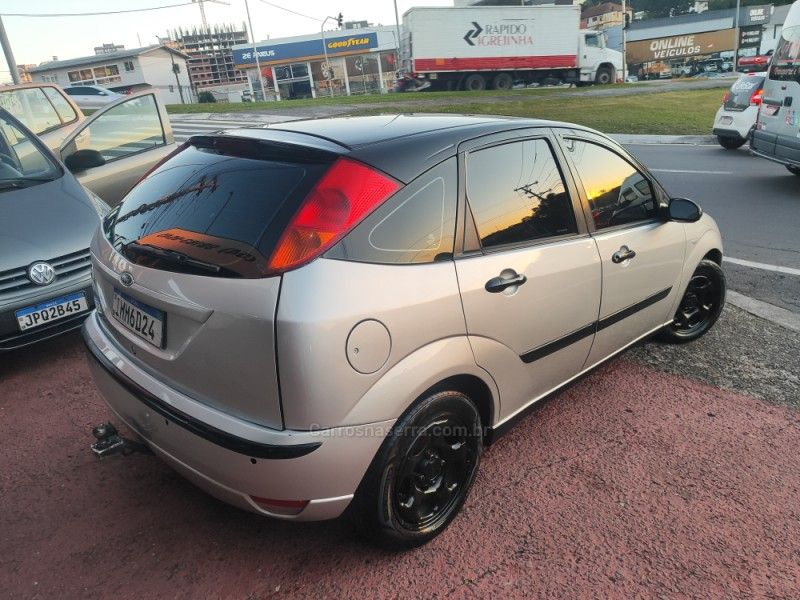 FORD FOCUS 1.6 GLX 8V 2005/2005 HUBNER MULTIMARCAS FARROUPILHA / Carros no Vale