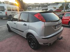 FORD FOCUS 1.6 GLX 8V 2005/2005 HUBNER MULTIMARCAS FARROUPILHA / Carros no Vale