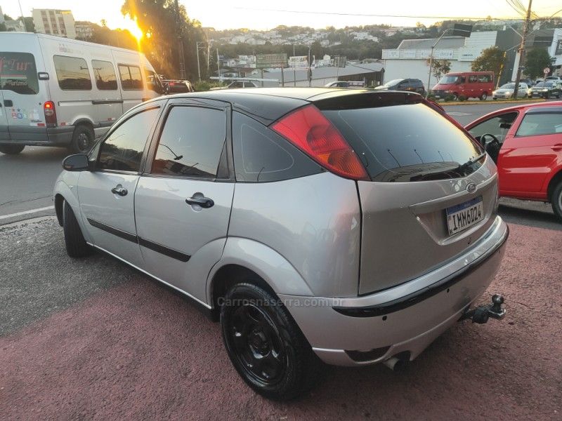 FORD FOCUS 1.6 GLX 8V 2005/2005 HUBNER MULTIMARCAS FARROUPILHA / Carros no Vale