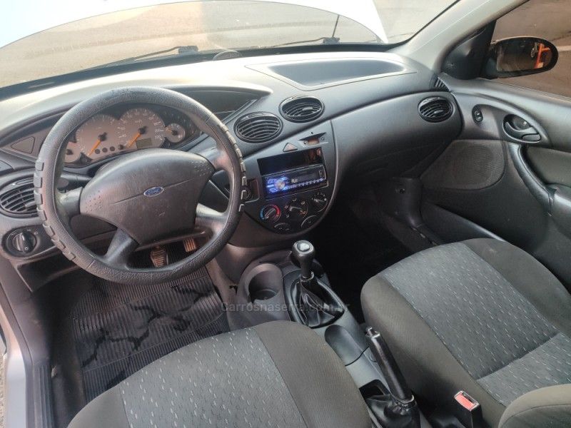 FORD FOCUS 1.6 GLX 8V 2005/2005 HUBNER MULTIMARCAS FARROUPILHA / Carros no Vale