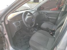 FORD FOCUS 1.6 GLX 8V 2005/2005 HUBNER MULTIMARCAS FARROUPILHA / Carros no Vale