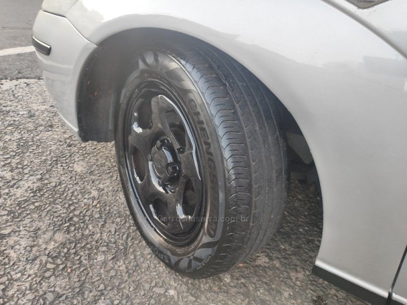 FORD FOCUS 1.6 GLX 8V 2005/2005 HUBNER MULTIMARCAS FARROUPILHA / Carros no Vale