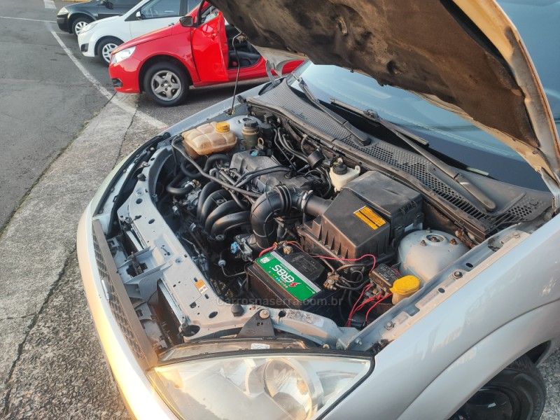 FORD FOCUS 1.6 GLX 8V 2005/2005 HUBNER MULTIMARCAS FARROUPILHA / Carros no Vale
