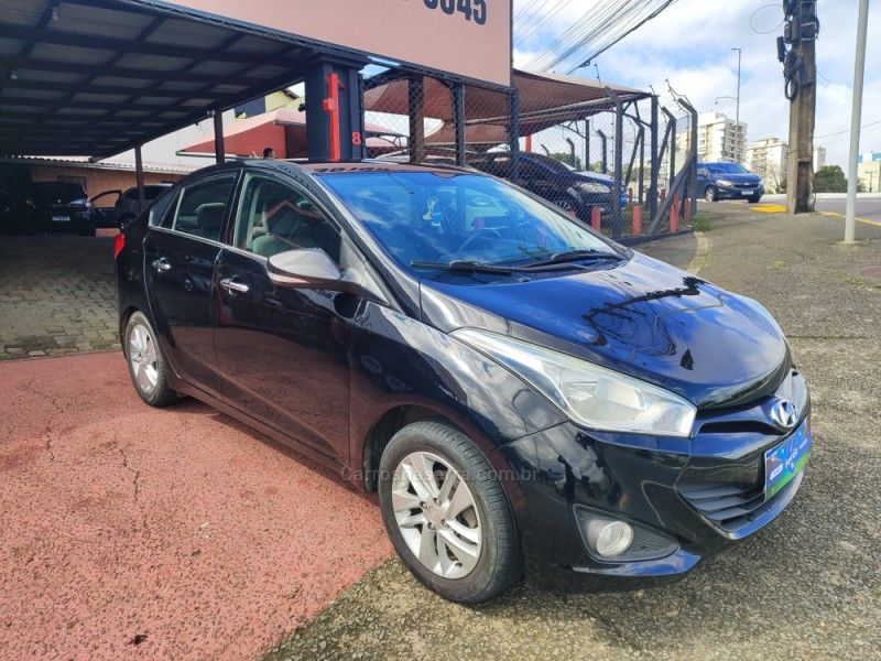 HYUNDAI HB20S 1.6 PREMIUM 16V 2014/2014 HUBNER MULTIMARCAS FARROUPILHA / Carros no Vale
