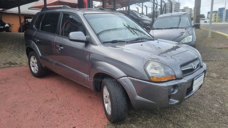 HYUNDAI TUCSON 2.0 MPFI GLS 16V 143CV 2WD 2014/2015 HUBNER MULTIMARCAS FARROUPILHA / Carros no Vale HYUNDAI TUCSON 2.0 MPFI GLS 16V 143CV 2WD 2014/2015 HUBNER MULTIMARCAS FARROUPILHA / Carros no Vale