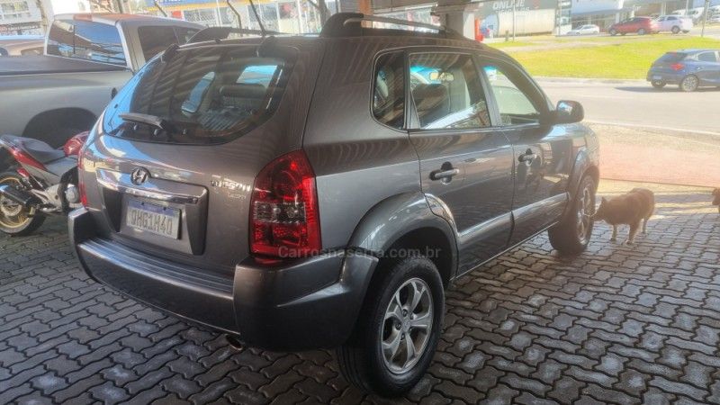 HYUNDAI TUCSON 2.0 MPFI GLS 16V 143CV 2WD 2014/2015 HUBNER MULTIMARCAS FARROUPILHA / Carros no Vale HYUNDAI TUCSON 2.0 MPFI GLS 16V 143CV 2WD 2014/2015 HUBNER MULTIMARCAS FARROUPILHA / Carros no Vale