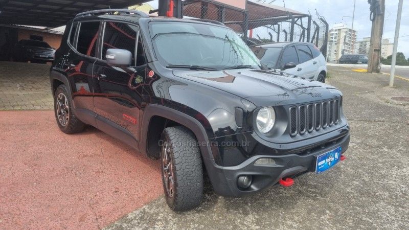 JEEP RENEGADE 2.0 16V TURBO TRAILHAWK 4X4 2015/2016 HUBNER MULTIMARCAS FARROUPILHA / Carros no Vale