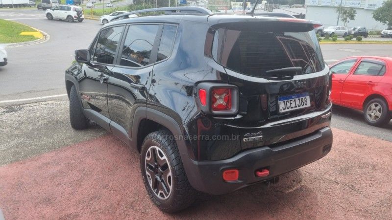JEEP RENEGADE 2.0 16V TURBO TRAILHAWK 4X4 2015/2016 HUBNER MULTIMARCAS FARROUPILHA / Carros no Vale