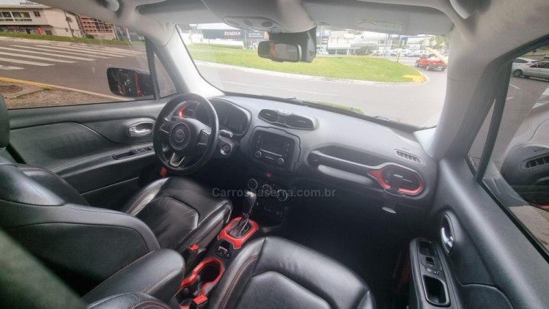 JEEP RENEGADE 2.0 16V TURBO TRAILHAWK 4X4 2015/2016 HUBNER MULTIMARCAS FARROUPILHA / Carros no Vale