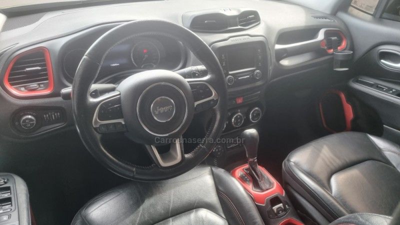 JEEP RENEGADE 2.0 16V TURBO TRAILHAWK 4X4 2015/2016 HUBNER MULTIMARCAS FARROUPILHA / Carros no Vale