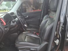 JEEP RENEGADE 2.0 16V TURBO TRAILHAWK 4X4 2015/2016 HUBNER MULTIMARCAS FARROUPILHA / Carros no Vale