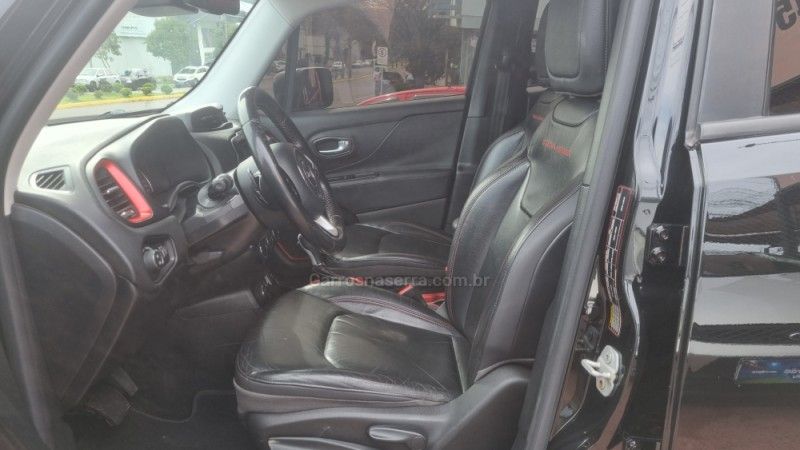 JEEP RENEGADE 2.0 16V TURBO TRAILHAWK 4X4 2015/2016 HUBNER MULTIMARCAS FARROUPILHA / Carros no Vale