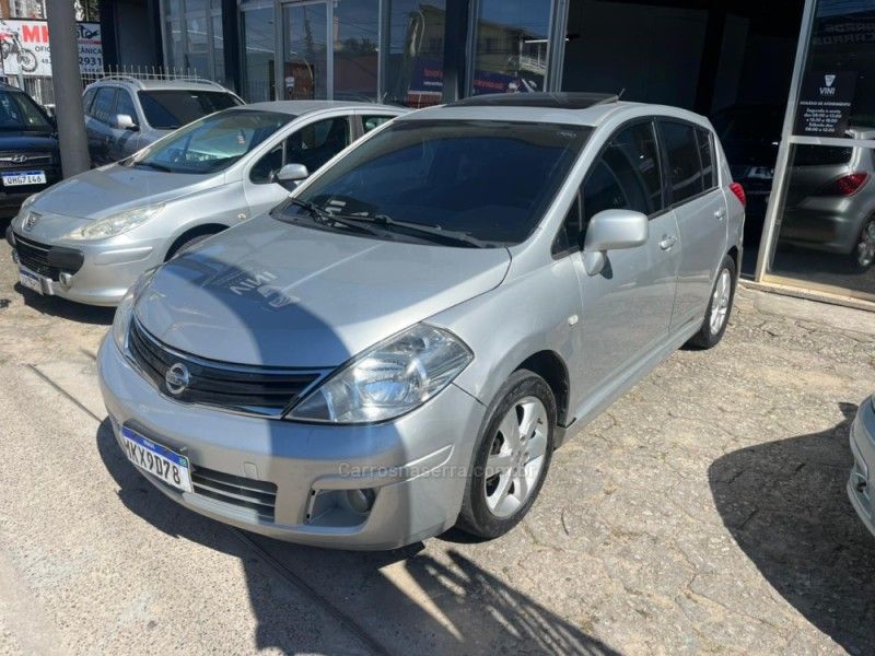 NISSAN TIIDA 1.8 SL 16V 2012/2013 HUBNER MULTIMARCAS FARROUPILHA / Carros no Vale