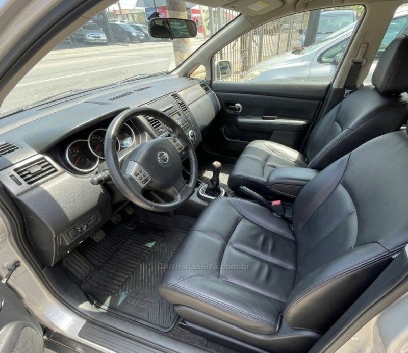 NISSAN TIIDA 1.8 SL 16V 2012/2013 HUBNER MULTIMARCAS FARROUPILHA / Carros no Vale