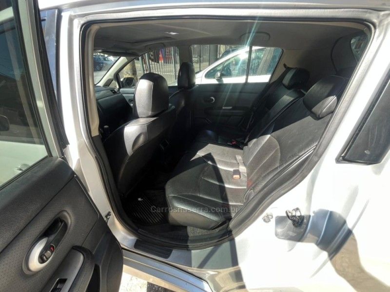 NISSAN TIIDA 1.8 SL 16V 2012/2013 HUBNER MULTIMARCAS FARROUPILHA / Carros no Vale
