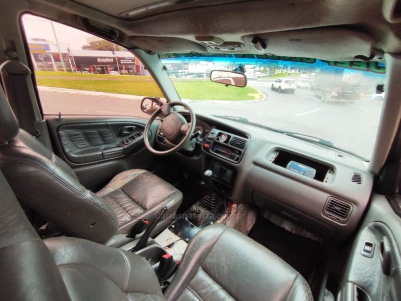 SUZUKI VITARA 2.0 JLX 4X4 V6 2001/2001 HUBNER MULTIMARCAS FARROUPILHA / Carros no Vale