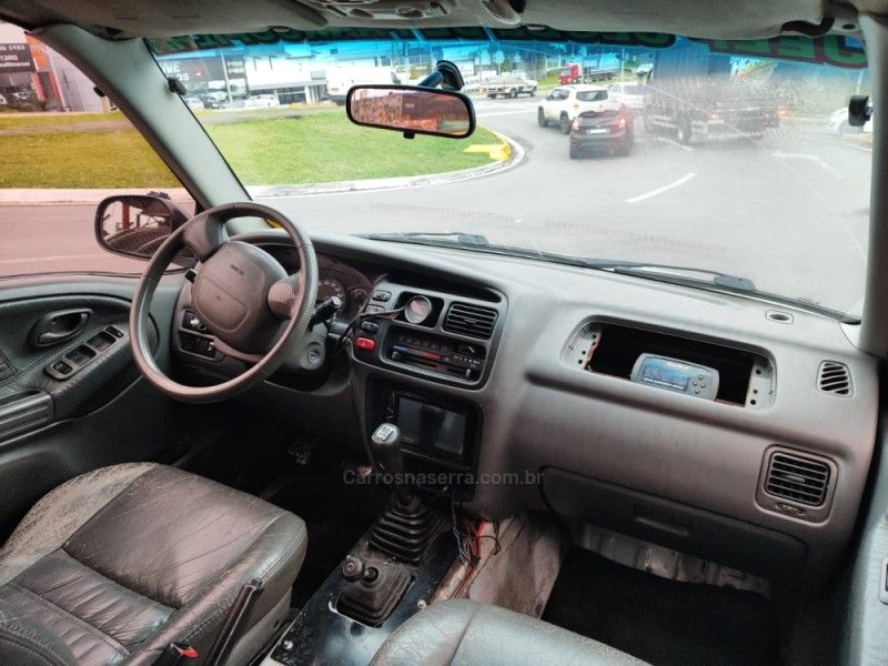 SUZUKI VITARA 2.0 JLX 4X4 V6 2001/2001 HUBNER MULTIMARCAS FARROUPILHA / Carros no Vale