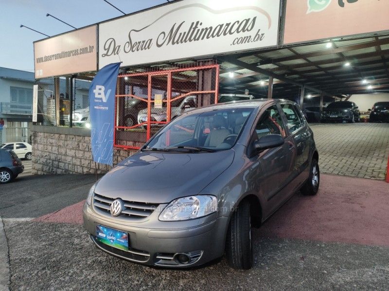 VOLKSWAGEN FOX 1.0 MI PLUS 8V 2004/2004 HUBNER MULTIMARCAS FARROUPILHA / Carros no Vale