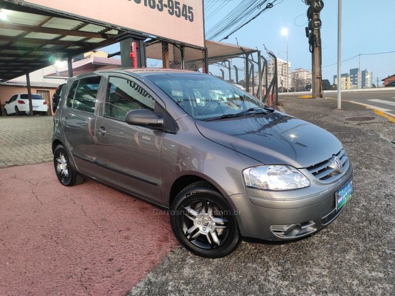 VOLKSWAGEN FOX 1.0 MI PLUS 8V 2004/2004 HUBNER MULTIMARCAS FARROUPILHA / Carros no Vale