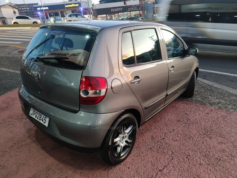 VOLKSWAGEN FOX 1.0 MI PLUS 8V 2004/2004 HUBNER MULTIMARCAS FARROUPILHA / Carros no Vale