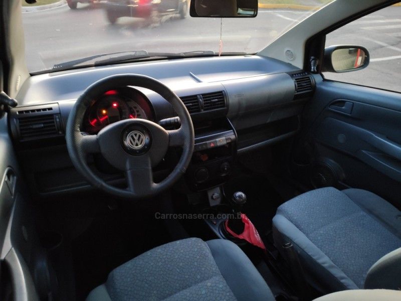 VOLKSWAGEN FOX 1.0 MI PLUS 8V 2004/2004 HUBNER MULTIMARCAS FARROUPILHA / Carros no Vale