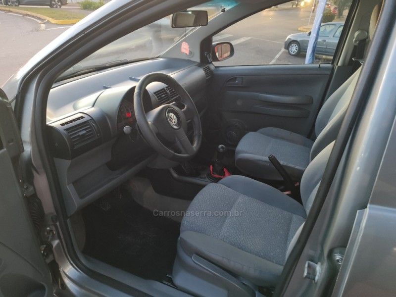 VOLKSWAGEN FOX 1.0 MI PLUS 8V 2004/2004 HUBNER MULTIMARCAS FARROUPILHA / Carros no Vale