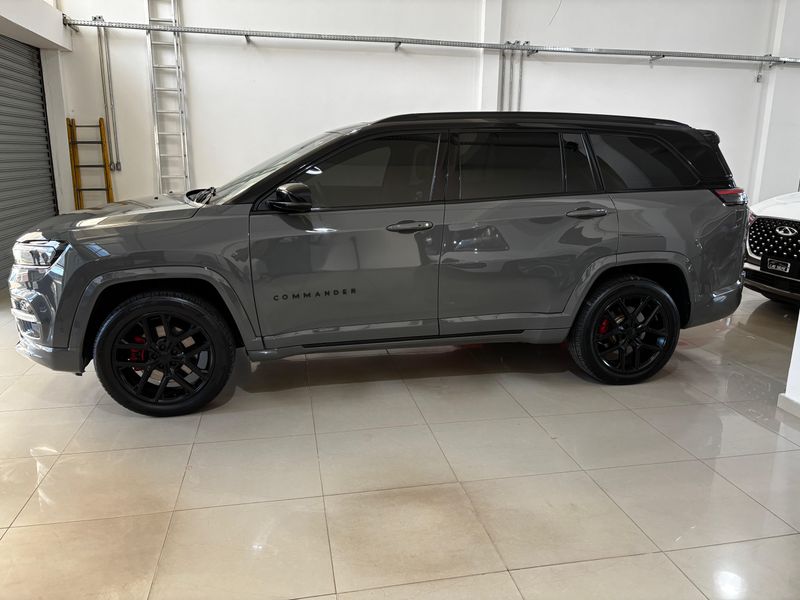JEEP COMMANDER 2.0 HURRICANE 4 TURBO GASOLINA BLACKHAWK AT9 2024/2025 FÁBIO BERNARDES PORTO ALEGRE / Carros no Vale