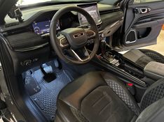 JEEP COMMANDER 2.0 HURRICANE 4 TURBO GASOLINA BLACKHAWK AT9 2024/2025 FÁBIO BERNARDES PORTO ALEGRE / Carros no Vale