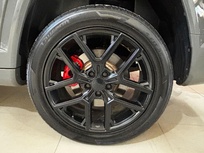 JEEP COMMANDER 2.0 HURRICANE 4 TURBO GASOLINA BLACKHAWK AT9 2024/2025 FÁBIO BERNARDES PORTO ALEGRE / Carros no Vale