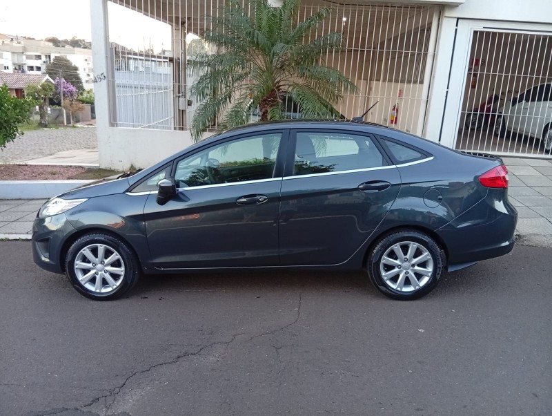 FORD FIESTA 1.6 SE 2010/2011 ALTERNATIVA VEÍCULOS LAJEADO / Carros no Vale
