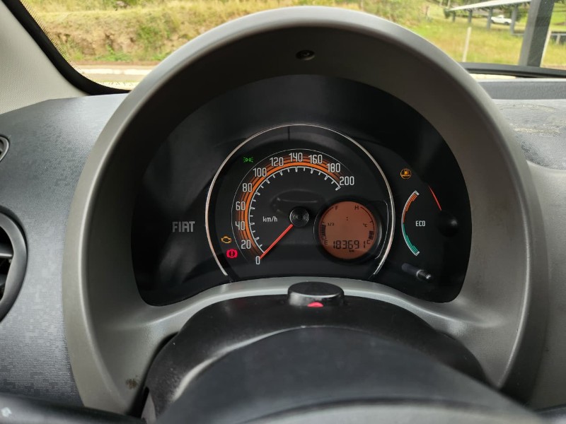 FIAT UNO VIVACE 1.0 2013/2014 TS VEÍCULOS ANTA GORDA / Carros no Vale