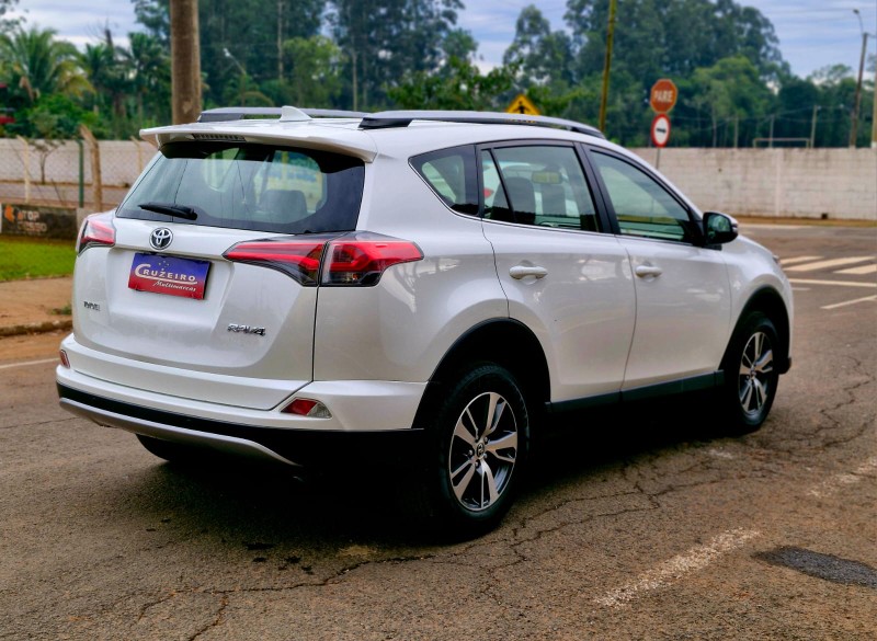 TOYOTA RAV4 2.0 4X2 16V GASOLINA 4P AUTOMÁTICO 2018/2018 CRUZEIRO MULTIMARCAS CRUZEIRO DO SUL / Carros no Vale