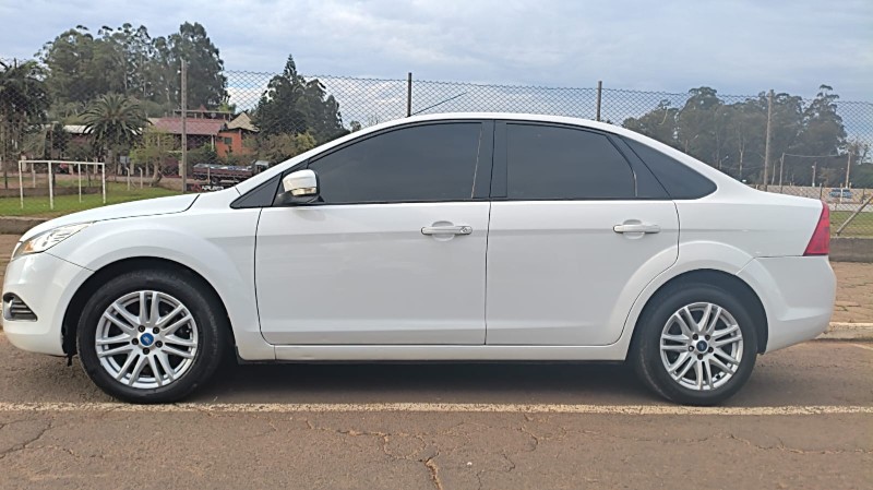 FORD FOCUS SEDAN FOCUS SEDAN 2.0 FLEX 4P AUT. 2011/2012 ADRIANO VEÍCULOS CRUZEIRO DO SUL / Carros no Vale