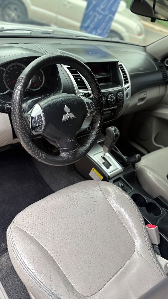 MITSUBISHI PAJERO DAKAR 3.2 HPE 4X4 7 LUGARES 16V TURBO INTERCOOLER DIESEL 4P AUTOMÁTICO /2010 NEURI VEÍCULOS LAJEADO / Carros no Vale MITSUBISHI PAJERO DAKAR 3.2 HPE 4X4 7 LUGARES 16V TURBO INTERCOOLER DIESEL 4P AUTOMÁTICO /2010 NEURI VEÍCULOS LAJEADO / Carros no Vale