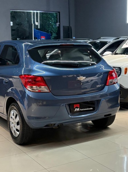 CHEVROLET ONIX 1.0 LT 2014/2015 JM AUTOMÓVEIS VENÂNCIO AIRES / Carros no Vale