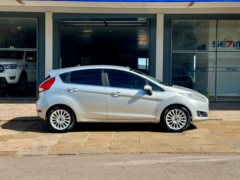 FORD FIESTA TITANIUM 1.6 2013/2014 SÉTIMA VEÍCULOS GUAPORÉ / Carros no Vale FORD FIESTA TITANIUM 1.6 2013/2014 SÉTIMA VEÍCULOS GUAPORÉ / Carros no Vale