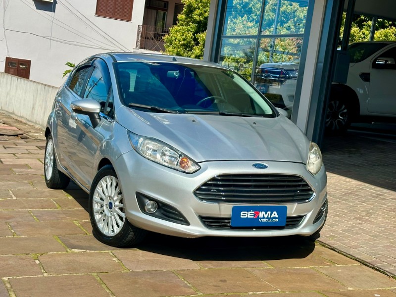 FORD FIESTA TITANIUM 1.6 2013/2014 SÉTIMA VEÍCULOS GUAPORÉ / Carros no Vale FORD FIESTA TITANIUM 1.6 2013/2014 SÉTIMA VEÍCULOS GUAPORÉ / Carros no Vale