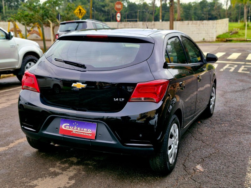 CHEVROLET ONIX HATCH LT 1.4 8V FLEXPOWER 5P MEC. 2018/2018 CRUZEIRO MULTIMARCAS CRUZEIRO DO SUL / Carros no Vale