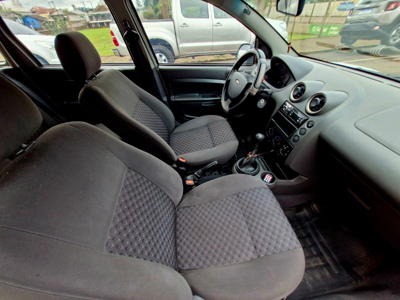 FORD FIESTA 1.0 2006/2007 CRUZEIRO MULTIMARCAS CRUZEIRO DO SUL / Carros no Vale