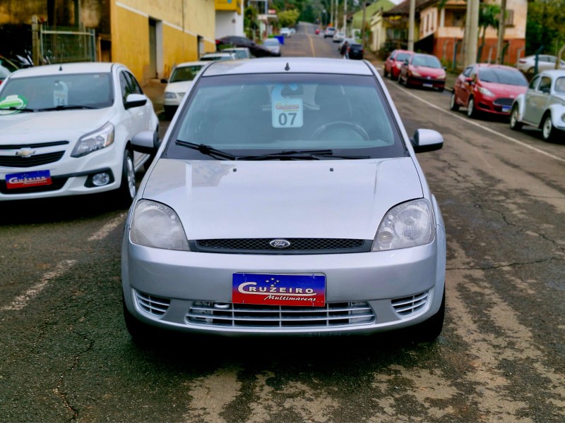 FORD FIESTA 1.0 2006/2007 CRUZEIRO MULTIMARCAS CRUZEIRO DO SUL / Carros no Vale