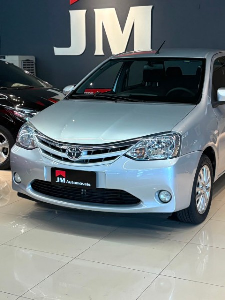 TOYOTA ETIOS 1.5 XLS 2013/2014 JM AUTOMÓVEIS VENÂNCIO AIRES / Carros no Vale