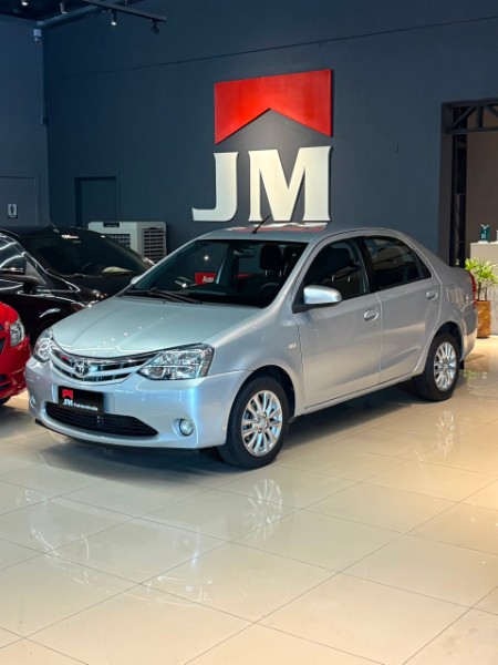 TOYOTA ETIOS 1.5 XLS 2013/2014 JM AUTOMÓVEIS VENÂNCIO AIRES / Carros no Vale