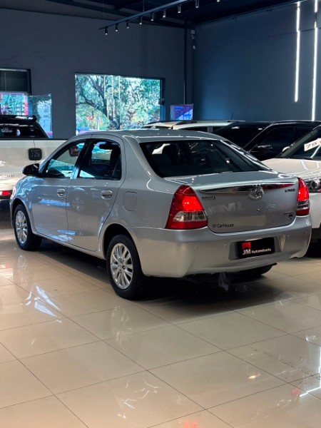TOYOTA ETIOS 1.5 XLS 2013/2014 JM AUTOMÓVEIS VENÂNCIO AIRES / Carros no Vale