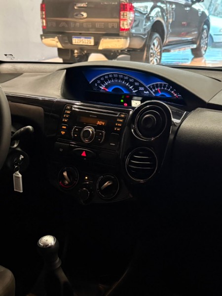 TOYOTA ETIOS 1.5 XLS 2013/2014 JM AUTOMÓVEIS VENÂNCIO AIRES / Carros no Vale
