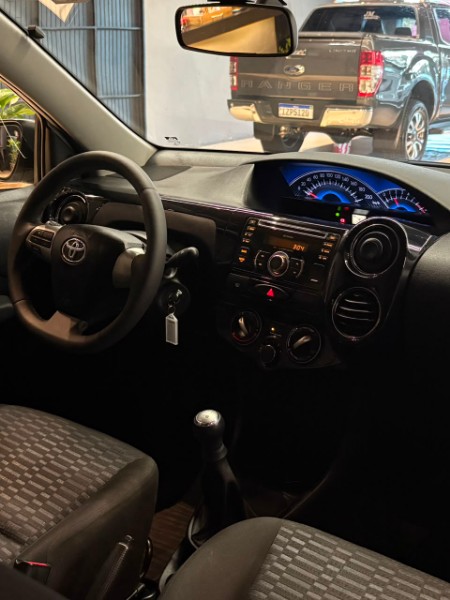 TOYOTA ETIOS 1.5 XLS 2013/2014 JM AUTOMÓVEIS VENÂNCIO AIRES / Carros no Vale
