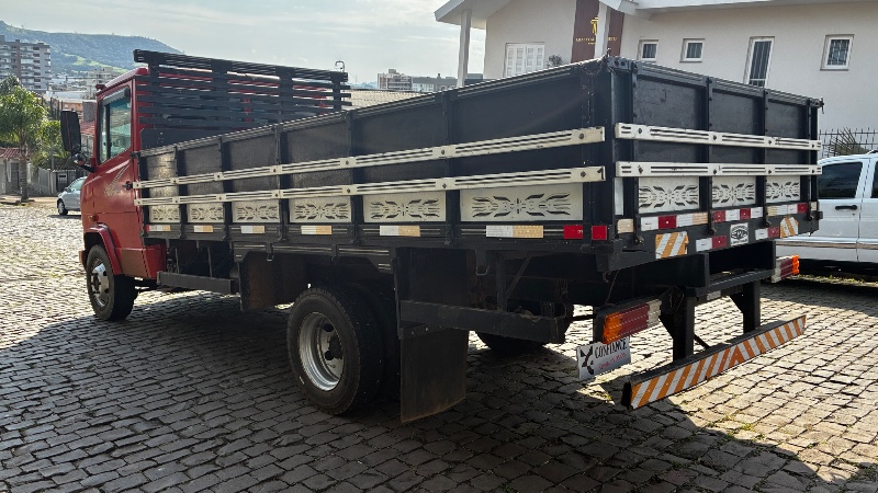 MERCEDES-BENZ 710 MB 710 PLUS 2P CARROCERIA 2007/2008 COMPLETO VEÍCULOS GUAPORÉ / Carros no Vale