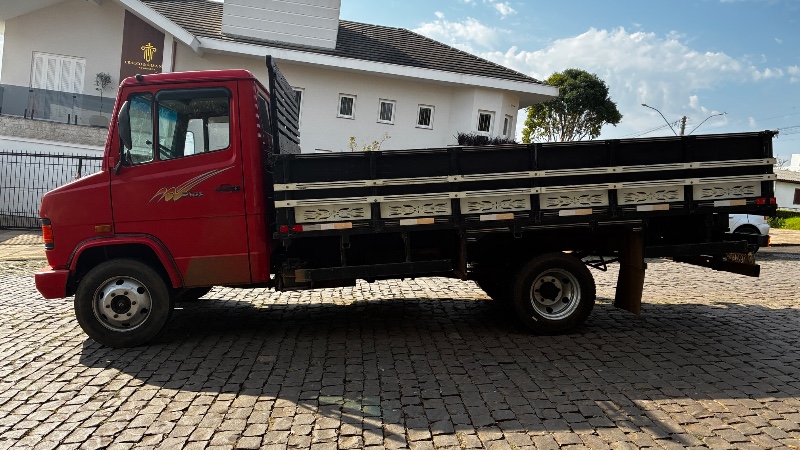MERCEDES-BENZ 710 MB 710 PLUS 2P CARROCERIA 2007/2008 COMPLETO VEÍCULOS GUAPORÉ / Carros no Vale