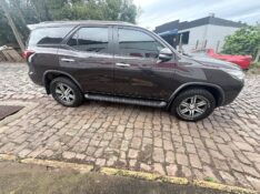 TOYOTA HILUX SW4 2.7 SRV 4X2 16V 7 LUGARES 2019/2019 ELY AUTOMÓVEIS LAJEADO / Carros no Vale