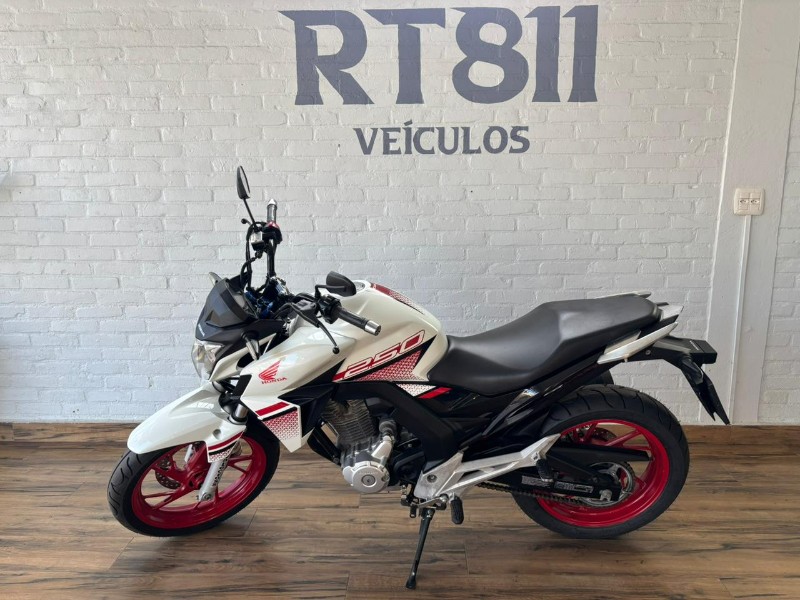 HONDA MOTOS CBX 250 TWISTER /2022 RT 811 VEÍCULOS ARROIO DO MEIO / Carros no Vale
