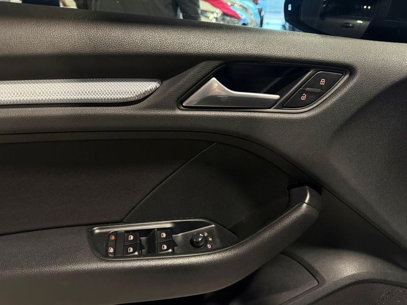 Audi A3 Spb 1.8 Tfsi 2013/2014 SIM VEÍCULOS PORTO ALEGRE / Carros no Vale Audi A3 Spb 1.8 Tfsi 2013/2014 SIM VEÍCULOS PORTO ALEGRE / Carros no Vale
